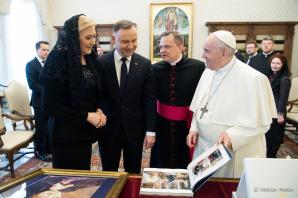 [VIDEO] Wizyta Prezydenta RP z Małżonką w Watykanie. Prezydent z Małżonką zostali przyjęci na audiencji przez Papieża Franciszka. Rozmowy dotyczyły głównie sytuacji na Ukrainie.