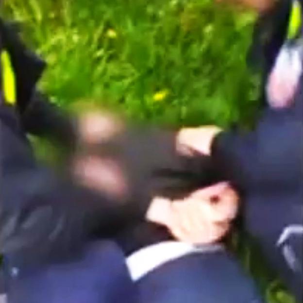[VIDEO] Nieodpowiedzialni rodzice przebiegli z dziećmi przez dwujezdniową drogę krajową. Gdy policjanci zwrócili im uwagę, zostali pomówieni o agresję