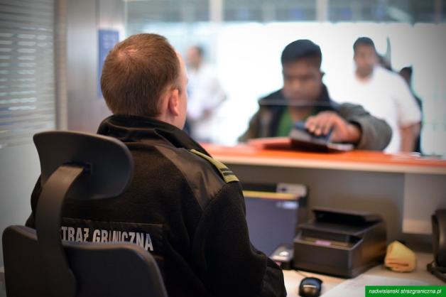 Hindus podrobił fińską kartę. Do Polski nie wjechał